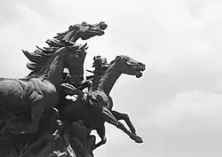 Le monument équestre, comprenant quatre chevaux symbolisant les anciennes provinces sud-africaines, a été transféré en 2008 sur le campus de l'université de Pretoria devant le centre sportif LC de Villiers
