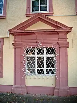 Portail principal muré du parc