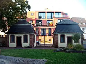 Postes de garde dans le parc du château, derrière à droite le Leininger Oberhof