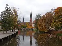 La cathédrale d'Uppsala se reflétant dans la Fyris