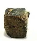 Rutherfordine sur uraninite, Morogoro, Tanzanie, 0.9 x 0.8 x 0.7 cm