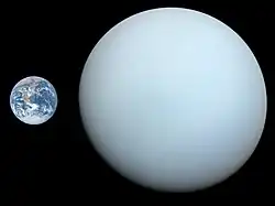 La Terre et Uranus représentées côte à côté, on observe qu'Uranus est bien quatre fois plus grande.grande.