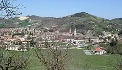 Urbania au pied des collines environnantes.