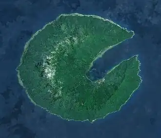 Photographie satellite d’Ureparapara. Son cratère volcanique dissymétrique est égueulé par l'érosion marine, la mer y pénétrant par le Nord-Est