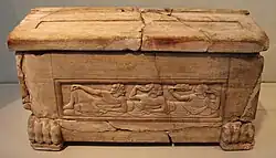 Urne cinéraire ouvragée en pierre fétide. Pièce attribuée aux environs de la fin du VIe&nbsp;siècle&nbsp;av. J.-C. (-520 / -500). Découverte en contexte funéraire près de « Clevsin ».