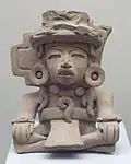 Urne funéraire en céramique peinte figurant un personnage assis (Berlin)