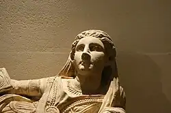 Couvercle d'une urne cinéraire : sculpture dite la « Femme au Miroir ». Ici, le détail du buste.