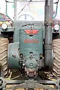 Ursus C 45, variante polonaise du populaire Lanz  Bulldog D 9506, 38-45 chevaux. En premier plan la tête du cylindre avec sa boule chaude caractéristique des semi-diesels.