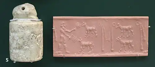 Sceau-cylindre et impression, représentant une figure d'autorité (surnommée « roi-prêtre ») en pasteur nourrissant des moutons. British Museum.