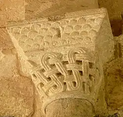Église Notre-Dame-de-la-Nativité : chapiteau de l'arc triomphal.