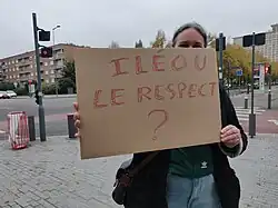 Usagère en colère devant la MEL à l'occasion d'une manifestation pour l'indemnisation