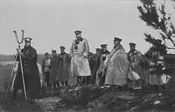 Photo d'un groupe d'officiers allemands, observant les manœuvres sur le terrain.