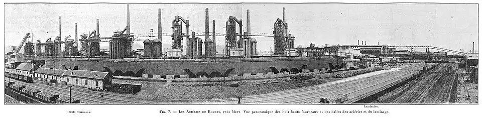 Image panoramique en noir et blanc des 8 hauts fourneaux