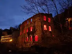 Anciennes coutelleries illuminées.