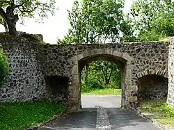 La « porte de France », vestige de l'ancien château d'Usson, vue prise depuis l'intérieur.