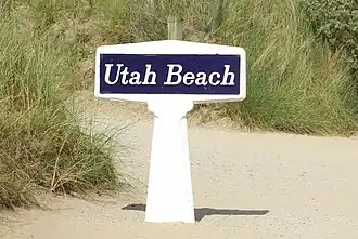 Panneau indiquant un lieu, ici l'entrée de la plage d'Utah Beach dans le Cotentin.