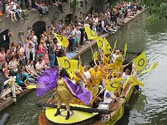 Des militants intersexes sur un bateau lors de la Utrecht Canal Pride aux Pays-Bas, le 16 juin 2018