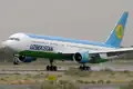 Uzbekistan Airways Boeing 767 à l'atterrissage.