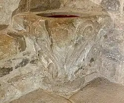 Ancien chapiteau transformé en bénitier.