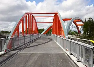 Le pont piétonnier et cyclable avec le pont routier en arrière-plan.