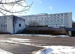 Façade orientée à l'est et la partie inférieure avec la chapelle.
