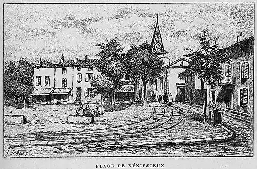 Dessin représentant l'ancienne place Léon-Sublet, on aperçoit un alignement de maisons qui sera détruit pour laisser place à la nouvelle mairie.