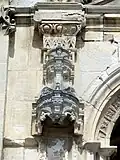 Dais à gauche du porche.