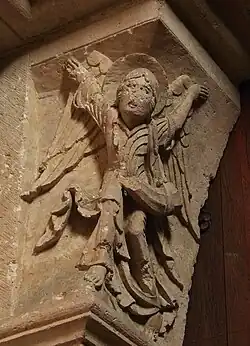 L'Ange à l'olifant (1120–1140).Calcaire, portail sud, piédroit de gauche, chapiteau no&nbsp; p.&nbsp;7.