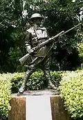 La statue d'un soldat britannique anonyme de la Première Guerre mondiale dans le parc de Hong Kong. Une plaque commémorative dédiée à tous les défenseurs de Hong Kong en décembre 1941 par l'intermédiaire du John Robert Osborn, et de la garnison britannique à Hong Kong est ensuite ajoutée