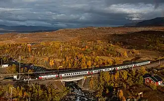 Un train de voyageurs sur la Malmbanan près de Katterjåkk. Septembre 2022.