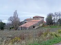 Une maison à terre.