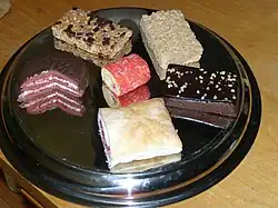 De haut en bas, de gauche à droite : Hop & Go original, Crispy Snack vanille, Super Jos. Louis, Billot à la gelée, Brownies avec arachides et Passion Flaky framboises.