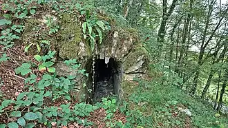 Vestiges de l'aqueduc près des sources d'Arcier.