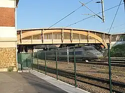 Passerelle et TGV.