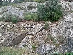 Couche calcaire faillée en biseau.