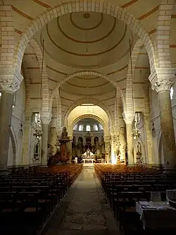 Nef de l'église de Val-d'Izé.
