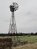 Paysage avec une pompe-éolienne.