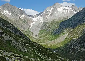 Vue du Witenalpstock (à gauche) depuis le val Strem, l'Oberalpstock à droite.