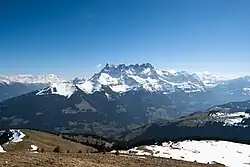 Vue du val d'Illiez et des dents du Midi depuis la pointe de Bellevue.