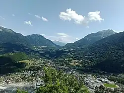 Le val de Tamié par-delà Faverges depuis le roc de Viuz au nord.