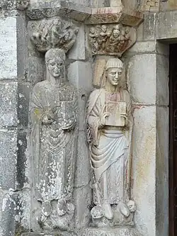 Piédroit du portail avec les statues de saint Just et saint Étienne.