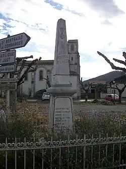 Monument aux morts devant l'église et la mairie.