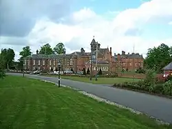 Photographie couleur d'un manoir de briques