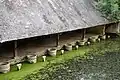 Vue sur le lavoir en bordure de la rivière Nahon