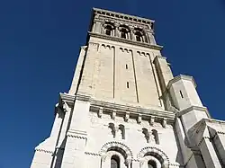 gros plan sur le clocher de la cathédrale Saint-Apollinaire