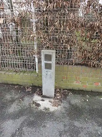 La borne de présence des puits de la fosse du Mouton Noir, ces derniers sont situés 47&nbsp;mètres derrière.