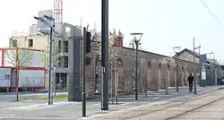 La station Saint-Waast garde le souvenir de l'ancienne ligne de Somain à Péruwelz, avec cet ancien signal et le mur d'une halle à marchandises.