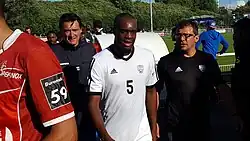 Sortie des joueurs et des entraîneurs après un match de football.