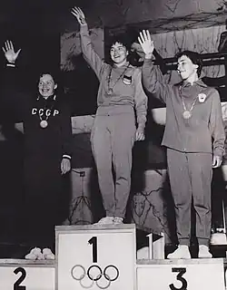 Heidi Schmid (au centre) sur le podium des Jeux olympiques d'été de 1960.