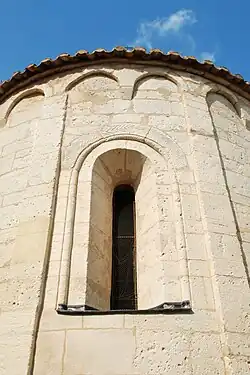 Fenêtre absidialeet bandes lombardes.